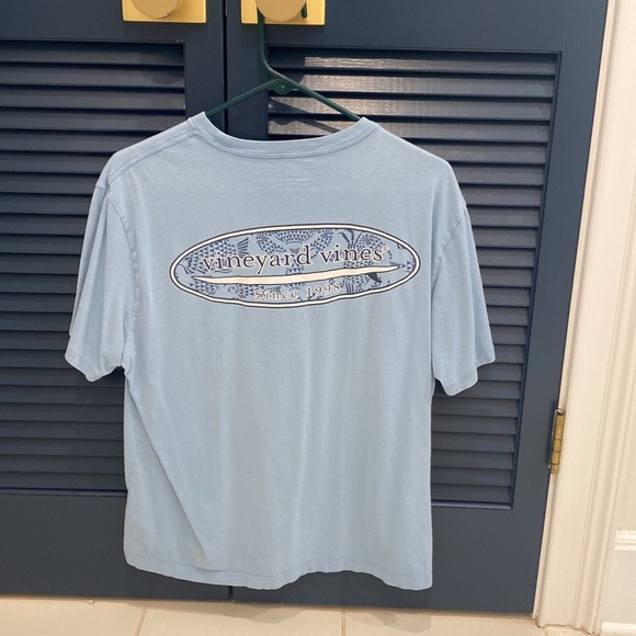 Vineyard Vines t-shirt. Adult Medium. - Picture 2 of 3